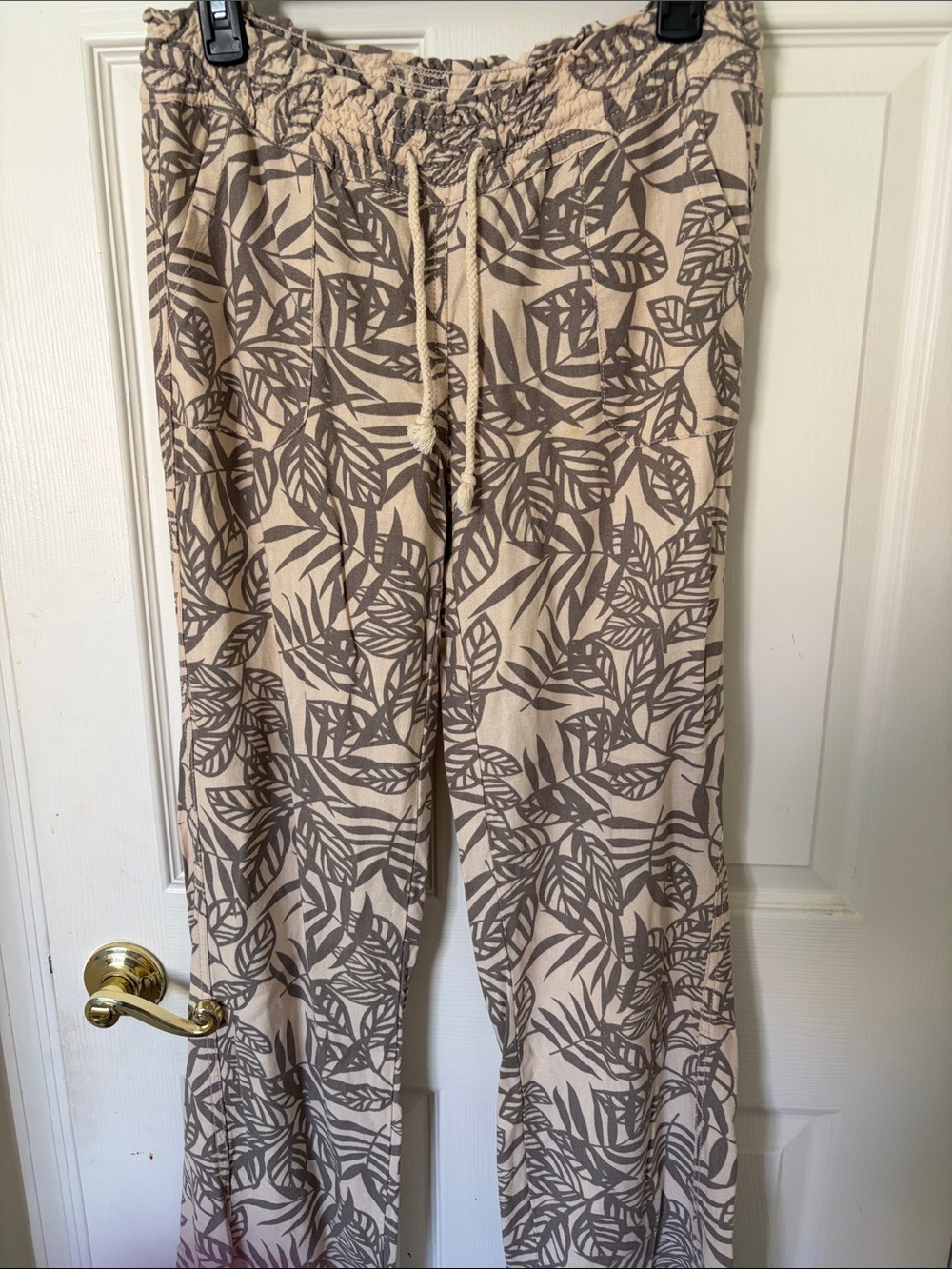 Cali1850 Wide-Leg Tan Pants with Gray Leaf Motif size medium